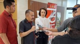 Pengacara Kamaruddin Simanjuntak buktikan ucapannya dengan membawa bukti sekoper bukti ke Bareskrim Polri. (Dok. Ist)