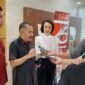 Pengacara Kamaruddin Simanjuntak buktikan ucapannya dengan membawa bukti sekoper bukti ke Bareskrim Polri. (Dok. Ist)