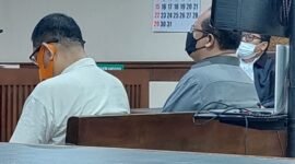 Terdakwa pemalsuan akta otentik Nurcholis (kemeja putih) dan Samuel Purba dituntut 9 bulan penjara di Pengadilan Negeri Jakarta Pusat, Kamis, 19 Januari 2023. (Dok. Ist)
