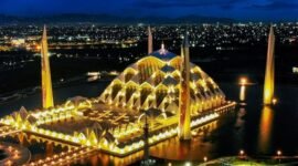 Keindahan Mesjid Raya Al Jabbar pada malam hari. (Instagram.com/@sandiwahyudi97)
