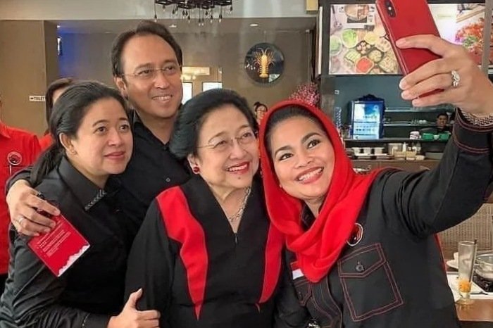 Megawati Soekarnoputri dan Puan Maharani bersama saudaranya. (Instagram.com/@mbakpuan)
