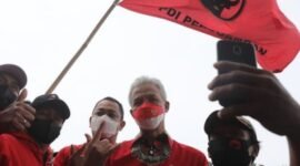 Gubernur Jawa Tengah Ganjar Pranowo bersama sejumlah kader PDIP. (Instagram.com/@ganjar_pranowo)