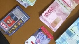 Polisi mengamankan barang bukti berupa uang tunai sebesar 10 juta rupiah, 2 ID Card Media , 2 unit Handphone dan 1 Unit Mobil. (Dok. Polres Bogor)