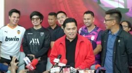 Erick Thohir dan sejumlah selebriti saat mendaftar Ketua Umum PSSI. (Instagram.com/@seputaret)