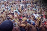Kepala Desa se-Indonesia demo di gedung DPR RI pada Selasa, 17 Januari 2023,  menuntut perpanjangan masa jabatan, yang semula 6 tahun menjadi 9 tahun. (Dok. Instagram.com/@popfmkudus)