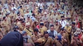 Kepala Desa se-Indonesia demo di gedung DPR RI pada Selasa, 17 Januari 2023,  menuntut perpanjangan masa jabatan, yang semula 6 tahun menjadi 9 tahun. (Dok. Instagram.com/@popfmkudus)