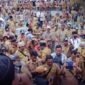 Kepala Desa se-Indonesia demo di gedung DPR RI pada Selasa, 17 Januari 2023,  menuntut perpanjangan masa jabatan, yang semula 6 tahun menjadi 9 tahun. (Dok. Instagram.com/@popfmkudus)