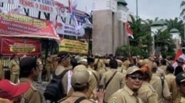 Aksi demo Kepala Desa soal perpanjangan masa jabatan di DPR RI. (Instagram.com/@lokapolitik)