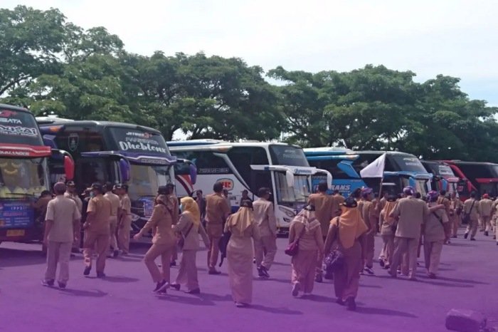 Ribuan perangkat desa yang tergabung dalam Persatuan Perangkat Desa Indonesia (PPDI) menggeruduk Gedung DPR/MPR RI Jakarta, Rabu (25/1/2023). (Instagram.com/@kediriraya_info)