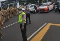 Polda Metro Jaya memberlakukan rekayasa lalu lintas di depan Gedung DPR/MPR imbas demo perangkat desa. (Twitter.com/ @TMCPoldaMetro)
