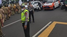 Polda Metro Jaya memberlakukan rekayasa lalu lintas di depan Gedung DPR/MPR imbas demo perangkat desa. (Twitter.com/ @TMCPoldaMetro)
