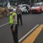 Polda Metro Jaya memberlakukan rekayasa lalu lintas di depan Gedung DPR/MPR imbas demo perangkat desa. (Twitter.com/ @TMCPoldaMetro)
