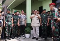 Menhan Prabowo Subianto menyerahkan motor dan alat komunikas Babinsa bersama Walikota Solo Gibran Rakabuming Raka.  (Dok. Tim Media Prabowo Subianto)