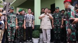 Menhan Prabowo Subianto menyerahkan motor dan alat komunikas Babinsa bersama Walikota Solo Gibran Rakabuming Raka.  (Dok. Tim Media Prabowo Subianto)