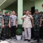 Menhan Prabowo Subianto menyerahkan motor dan alat komunikas Babinsa bersama Walikota Solo Gibran Rakabuming Raka.  (Dok. Tim Media Prabowo Subianto)