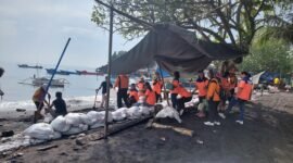 Warga beraktivitasdi lokasi pengungsian TPI Higenis, Desa Wosia, Kecamatan Tobelo Tengah, Kabupaten Halmahera Utara. (Dok. BNPB) 
