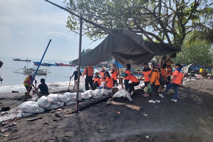 Warga beraktivitasdi lokasi pengungsian TPI Higenis, Desa Wosia, Kecamatan Tobelo Tengah, Kabupaten Halmahera Utara. (Dok. BNPB) 
