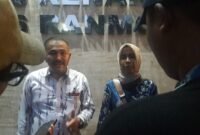 Advokat kondang Kamaruddin Simanjuntak saat mendatangi Polda Metro Jaya bersama kliennya, Rabu 18 Januari 2023 sore. (Dok. Ist)
