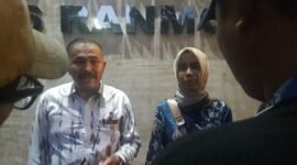 Advokat kondang Kamaruddin Simanjuntak saat mendatangi Polda Metro Jaya bersama kliennya, Rabu 18 Januari 2023 sore. (Dok. Ist)
