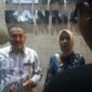 Advokat kondang Kamaruddin Simanjuntak saat mendatangi Polda Metro Jaya bersama kliennya, Rabu 18 Januari 2023 sore. (Dok. Ist)
