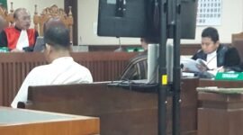 Terdakwa pemalsuan akta otentik Nurcholis (kemeja putih) dan Samuel Purba di Pengadilan Negeri Jakarta Pusat, Senin 16 Januari 2023. (Dok. Ist)