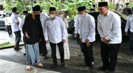 Wakil Presiden Ma'ruf Amin saat melayat ke rumah duka mendiang K.H. Ali Yafie di Bintaro Jaya. (Instagram.com/@kyai_marufamin) 