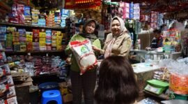 Bulog Kedu Dropping Beras Medium di Sejumlah Pasar. (Dok. Jatengprov.go.id)
