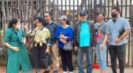 Lenny Gunarti Hidayat foto bersama keluarganya di lokasi lahan eksekusi miliknya. (Dok. Ist)

