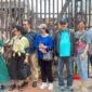 Lenny Gunarti Hidayat foto bersama keluarganya di lokasi lahan eksekusi miliknya. (Dok. Ist)
