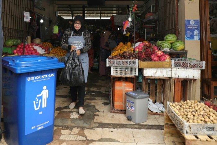 BRI meresmikan Program Gerakan Anti Sampah “Yok Kita Gas” di Pasar Kesesi, Kabupaten Pekalongan, Jawa Tengah. (Dok. Bank BRI)