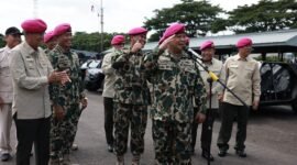 Menteri Pertahanan (Menhan) RI Prabowo Subianto menerima brevet kehormatan Korps Marinir. (Dok. Tim Media Prabowo Subianto)
