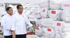 Menteri Pertahanan RI Prabowo Subianto, mendampingi Presiden RI Joko Widodo memberangkatkan bantuan kemanusiaan untuk korban gempa Turki dan Suriah. (Dok. Tim Media Prabowo Subianto) 

