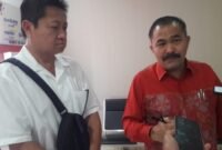 Kamaruddin Simanjuntak usai lapor di SPKT Bareskrim Polri bersama kliennya, Jhon Wimin. (Dok. Ist)