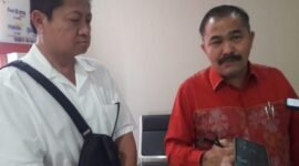 Kamaruddin Simanjuntak usai lapor di SPKT Bareskrim Polri bersama kliennya, Jhon Wimin. (Dok. Ist)