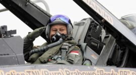 Menteri Pertahanan Prabowo Subianto menerima anugerah Brevet Wing Kehormatan Penerbang TNI AU. (Dok. Tim Media Prabowo Subianto) 
