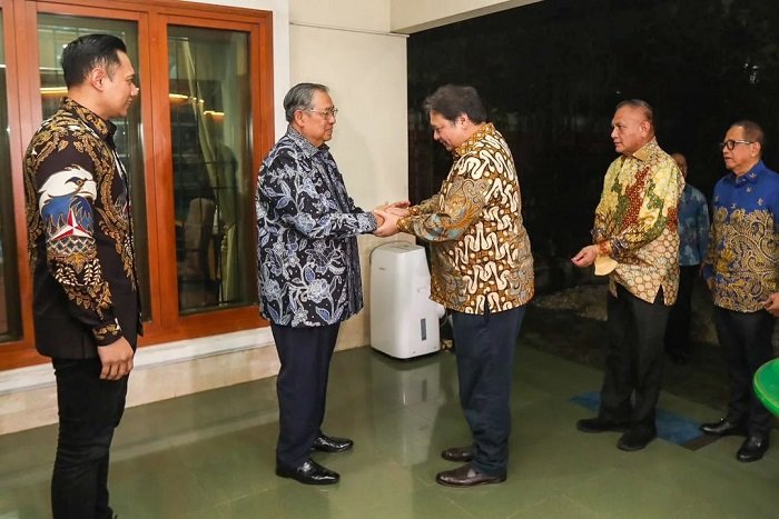 Ketua Umum Partai Golkar Airlangga Hartarto bersama jajaran pengurus DPP Partai Golkar bersilaturahmi sekaligus melakukan halal bihalal dengan jajaran pimpinan DPP Partai Demokrat. (Instagram.com/@airlanggahartarto_official)