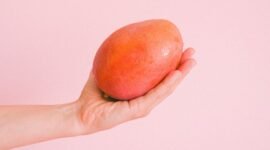 Mengonsumsi mangga secara teratur dapat membantu menjaga kesehatan sistem pencernaan. (Pexels/Anna Shvets)