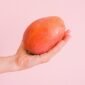 Mengonsumsi mangga secara teratur dapat membantu menjaga kesehatan sistem pencernaan. (Pexels/Anna Shvets)