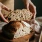 Roti gandum, sereal gandum utuh, beras merah, dan pasta gandum utuh merupakan contoh karbohidrat kompleks yang lebih baik untuk penderita asam lambung. (Pexels/Antoni Shkraba)