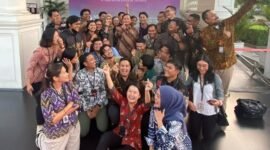 Menteri Pertahanan (Menhan) Prabowo Subianto berpose bersama pewarta Istana. (Dok. Tim Media Prabowo Subianto) 
