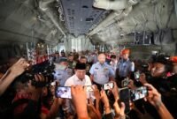 Menteri Pertahanan Prabowo Subianto menyerahkan secara simbolis Pesawat C-130J Hercules Kedua kepada TNI AU di Lanud Halim Perdanakusuma, Jakarta, Kamis, 6 Juli 2023. (Dok. Tim Media Prabowo Subianto)