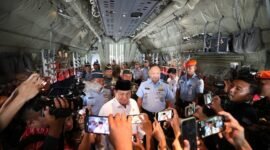 Menteri Pertahanan Prabowo Subianto menyerahkan secara simbolis Pesawat C-130J Hercules Kedua kepada TNI AU di Lanud Halim Perdanakusuma, Jakarta, Kamis, 6 Juli 2023. (Dok. Tim Media Prabowo Subianto)