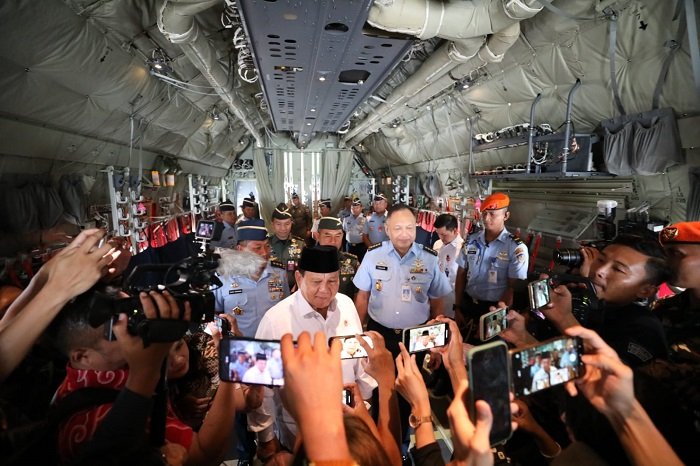 Menteri Pertahanan Prabowo Subianto menyerahkan secara simbolis Pesawat C-130J Hercules Kedua kepada TNI AU di Lanud Halim Perdanakusuma, Jakarta, Kamis, 6 Juli 2023. (Dok. Tim Media Prabowo Subianto)