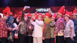 Menteri Pertahanan Prabowo Subianto berswafoto bersama Walikota se-Indonesia diacara Rakernas XVI Apeksi 2023 yang dihelat di Makassar. (Dok. Tim Media Prabowo Subainto)