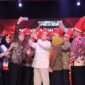 Menteri Pertahanan Prabowo Subianto berswafoto bersama Walikota se-Indonesia diacara Rakernas XVI Apeksi 2023 yang dihelat di Makassar. (Dok. Tim Media Prabowo Subainto)