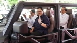 Presiden Jokowi ditemani Menteri Pertahanan Prabowo Subianto dan Menteri BUMN Erick Thohir meninjau produk senjata dan kendaraan PT Pindad. (Facbook.com/@Erick Thohir)
