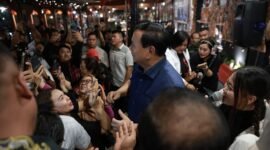 Ketua Umum Partai Gerindra Prabowo Subianto saat bersama Masyarakat. (Facbook.com/@Prabowo Subianto)

