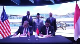 Menteri Pertahanan RI Prabowo Subianto menyaksikan penandatanganan perjanjian industri pertahanan antara Indonesia dan Amerika Serikat (AS). (Dok. Tim Media Prabowo Subianto) 

