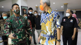 Mantan Panglima TNI Jenderal (Purn) Andika Perkasa, Bersama Guberunr Jawa Tengah Ganjar Pranowo. (Dok. Humas Jateng) 
