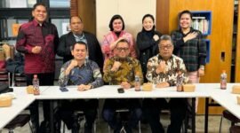 Foto : Ketua Komisioner BNSP, Syamsi Hari, Prof. Amilin, dan NS. Aji Martono Bersama Indonesian Diaspora Network (IDN), dalam rangka Mempererat Kerja Sama Sertifikasi Profesi, Hongkong (21/12/23). (Doc.BNSP)